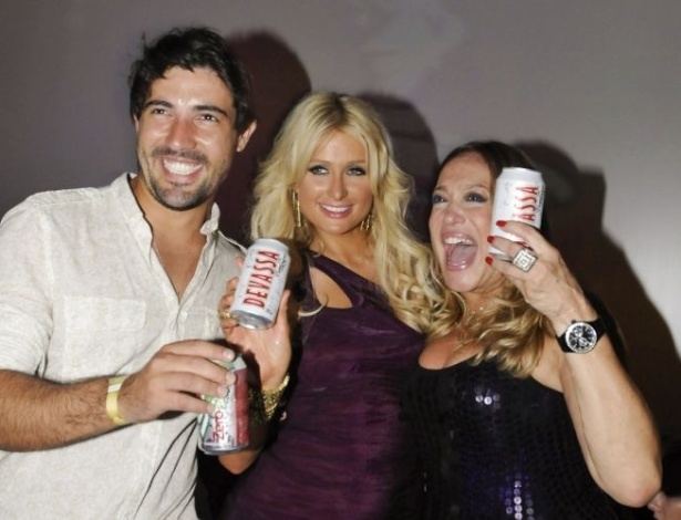 13.fev.2010 - Sandro Pedroso, Paris Hilton e Susana Vieira posam em festa de lançamento da cerveja Devassa