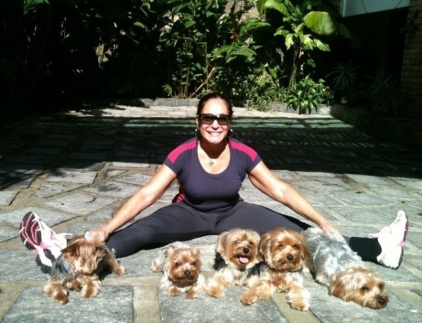 Susana Vieira e seus cinco cachorros da raça Yorkshire. A imagem foi divulgada pela atriz por meio de sua página do Twitter