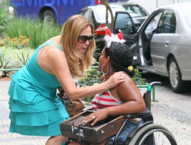 16.dez.2009 - Susana Vieira faz carinho em fã durante passeio pelo Leblon,a na zona sul do Rio de Janeiro