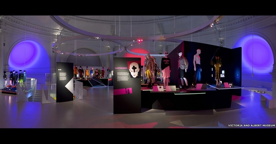 Uma nova exposição no Victoria and Albert Museum, de Londres, mostra como o estilo dos "clubbers" ? os frequentadores das casas noturnas ? influenciou o mundo da moda nos anos 1980 - BBC