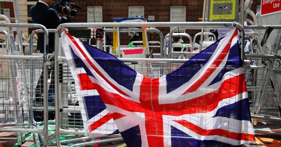 13.jul.2013 - bandeira britânica em frente ao hospital