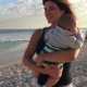 13.jul.2013 - Cristiana Oliveira divulgou imagens de um passeio feito com a filha Rafaella, e o neto Miguel, em uma praia do Rio. "Minha nova razão de viver", escreveu a atriz sobre o neto - Reprodução/Twitter