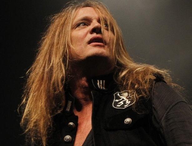 13.jul.2013 - Cantor Sebastian Bach se apresenta em São Paulo com sua banda Big Noize - Taiz Dering/HSBC Brasil