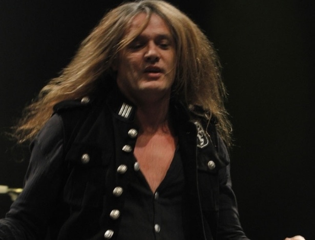 13.jul.2013 - Cantor Sebastian Bach se apresenta em São Paulo com sua banda Big Noize - Taiz Dering/HSBC Brasil
