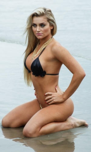 15.jul.2013 - A modelo Thaiz Schmitt fez ensaio fotográfico para o Calendário Sirena 2014 na praia do Guarujá, litoral de São Paulo. Thaiz foi coelhinha oficial da "Playboy" e estampou a capa da revista em 2008