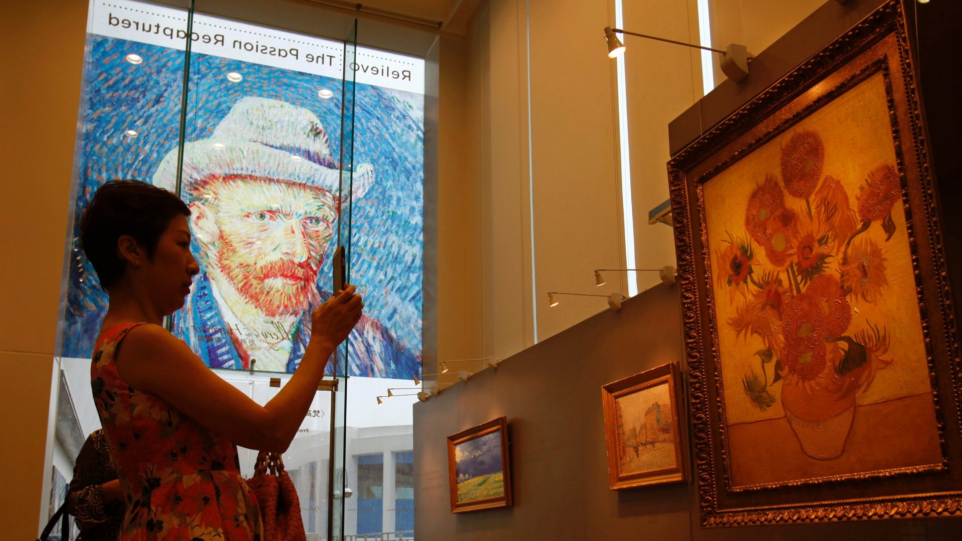 15.jul.2013 - Criada em conjunto com o Museu Van Gogh, em Amsterdã, a coleção tem reproduções de quadros do artista com alta qualidade e da forma mais fiel possível. A mostra tem, além de "Os Girassóis", obras como "Amendoeira em Flor" e "Boulevard de Clichy". Montada em um shopping na zona portuária, a exposição vai até o dia 4 de agosto - Bobby Yip/Reuters