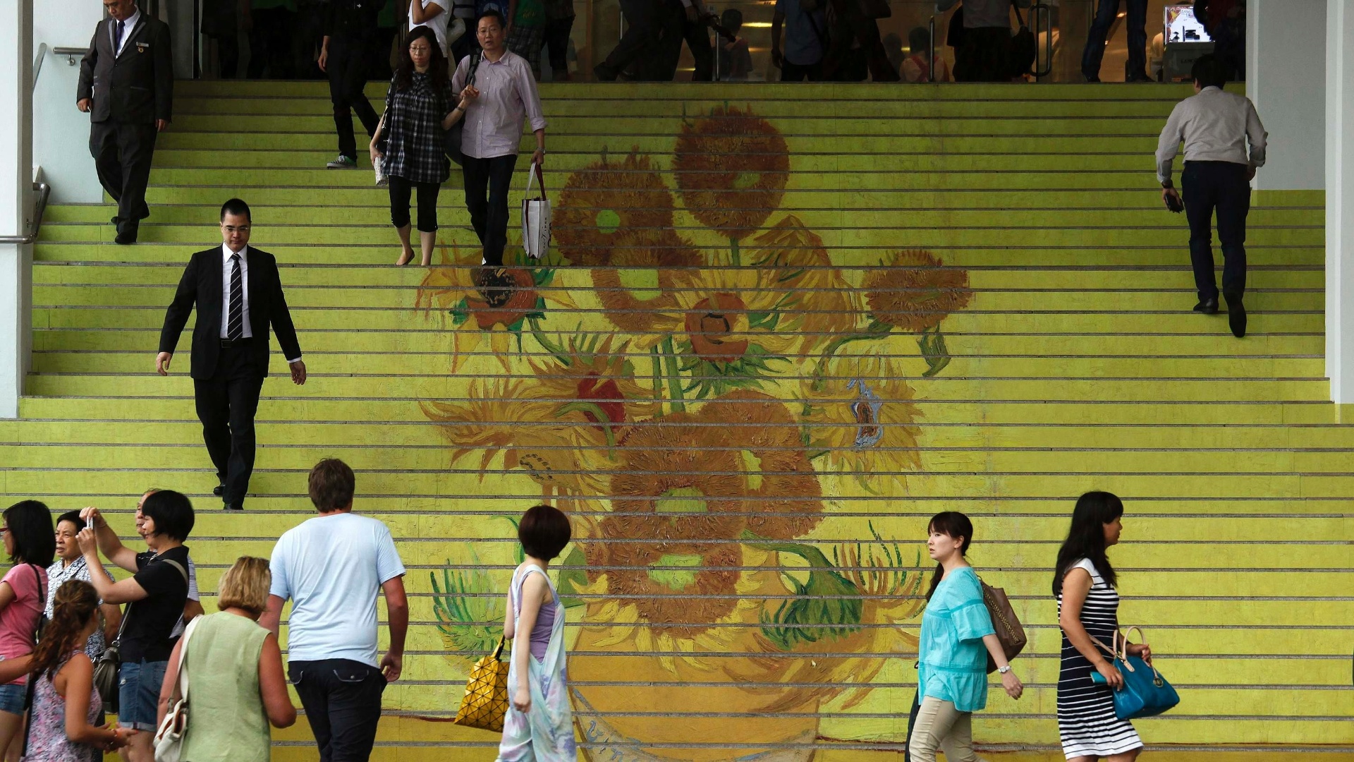 15.jul.2013 - Os visitantes de uma exposição em Hong Kong podem pisar sobre uma reprodução do quadro "Os Girassóis", de Van Gogh. Criada em conjunto com o Museu Van Gogh, em Amsterdã, a coleção tem reproduções de quadros do artista com alta qualidade e da forma mais fiel possível. A mostra tem, além de "Os Girassóis", obras como "Amendoeira em Flor" e "Boulevard de Clichy". Montada em um shopping na zona portuária, a exposição vai até o dia 4 de agosto - Bobby Yip/Reuters