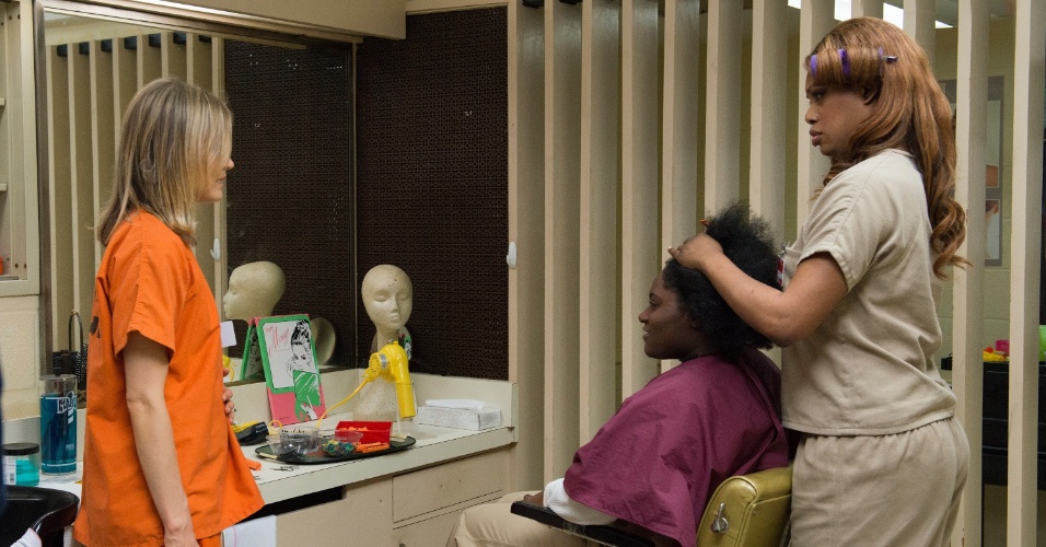 15.jul.2013 - Piper em cena em que vende mechas de seu cabelo no primeiro episódio de "Orange is the New Black"