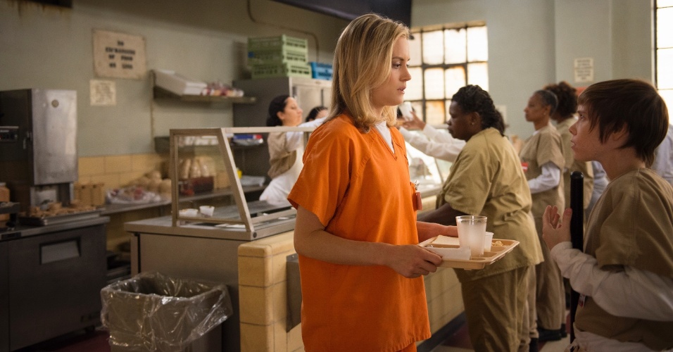 15.jul.2013 - Piper em cena no refeitório do presídio em primeiro episódio de "Orange is the New Black"