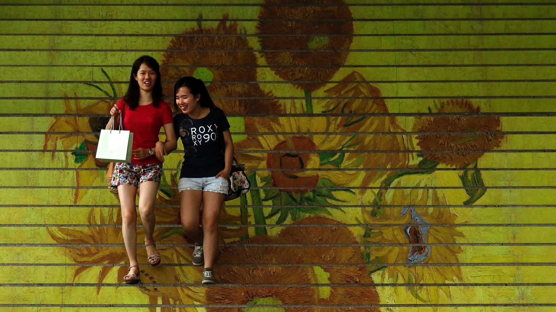 15.jul.2013 - Uma exposição em Hong Kong reproduziu o quadro "Os Girassóis", de Van Gogh, na escada de um shopping. Criada em conjunto com o Museu Van Gogh, em Amsterdã, a coleção tem reproduções de quadros do artista com alta qualidade e da forma mais fiel possível. A mostra tem, além de "Os Girassóis", obras como "Amendoeira em Flor" e "Boulevard de Clichy". Montada em um shopping na zona portuária, a exposição vai até o dia 4 de agosto - Bobby Yip/Reuters