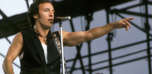 O cantor Bruce Springsteen se apresenta na Berlim Oriental para um público estimado de 300 mil pessoas. Alguns argumentam que a apresentação contribuiu para a queda do Muro de Berlim, um ano depois - AFP PHOTO/ DPA/ REINHARD KAUFHOLD/GERMANY OUT