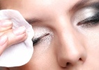 Maquiagem dos olhos na temporada é carregada; aprenda a removê-la - Thinkstock