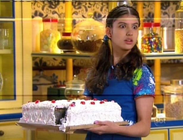 Mili impede as outras meninas de comerem o bolo