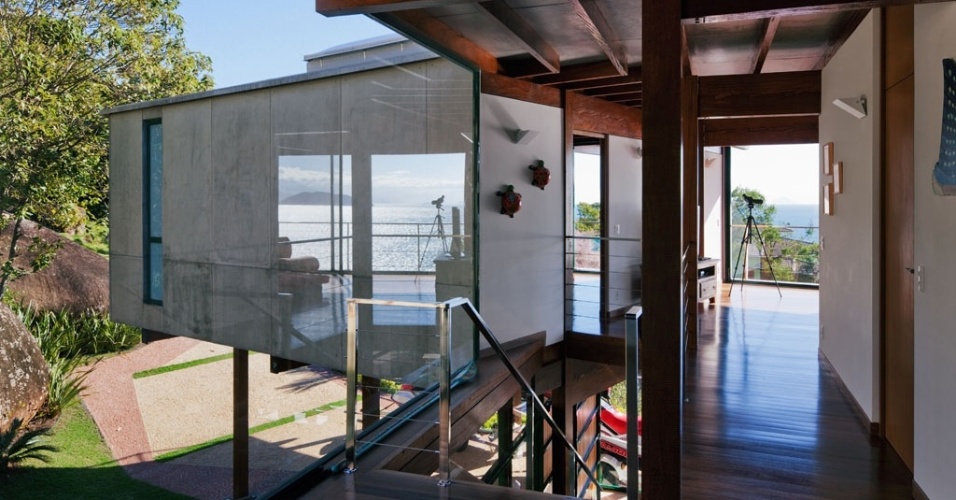 O pavimento superior, organizado em dois braços, tem o formato de "V" e abriga as suítes e um ateliê, além da ampla varanda que circunda todo o andar e possibilita a vista magnífica da baia de Ilhabela, no litoral paulista. A Casa Embaúba tem projeto assinado pela arquiteta Flavia Cancian - Nelson Kon/ UOL