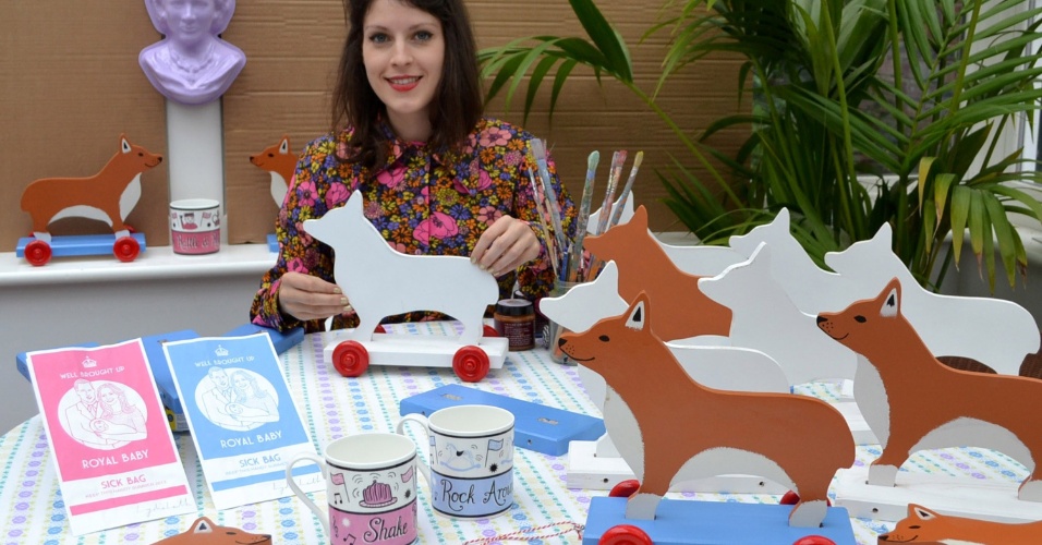15.jul.2013 - A artista Lydia Leith mostra souvenirs criados por ela em homenagem ao bebê de Kate e William, que deve nascer ainda neste mês