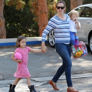 Atriz Jennifer Garner brinca com os filhos em parque da Califórnia, nos EUA