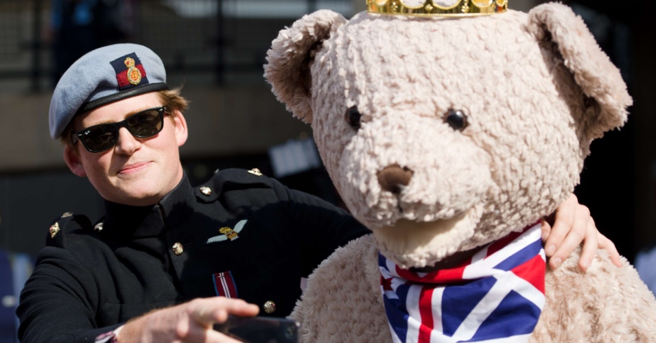 16.jul.2013 - Sósia do Príncipe Harry posa ao lado de urso com coroa em frente à ala Lindo do hospital St. Mary