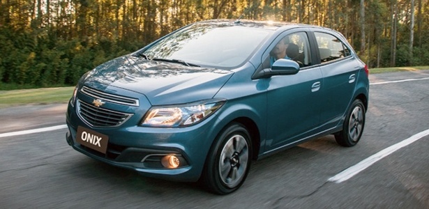 Chevrolet Onix (foto) automático custa a partir de R$ 43.390; Prisma chega por iniciais R$ 46.390 - Divulgação