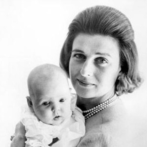 Princesa Alexandra de Kent posa com a filha Marina Victoria Alexandra Ogilvy em 1966
