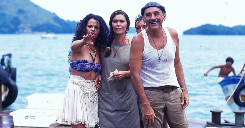 Sebastião Vasconcelos com Denise Milfont e Lu Mendonça em cena da novela "Mulheres de Areia", da Rede Globo