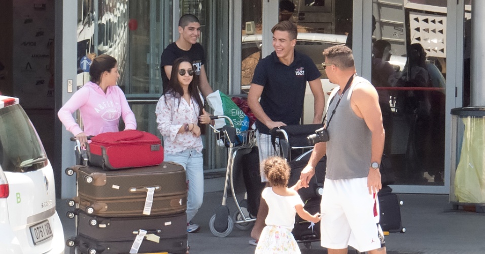 16.jul.2013 - Ronaldo buscou a família no aeroporto de Ibiza, Espanha. Acompanhado da namorada, a DJ Paula Morais, o ex-jogador recebeu os filhos Ronald, Maria Alice e Maria Sophia, além de amigos