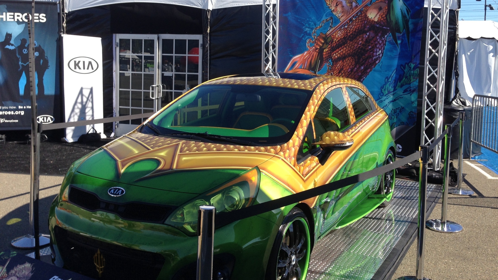 17.jul.2013 - Carro decorado com as cores de Aquaman é exposto na Comic-Con. Projeto faz parte da campanha beneficente WeCanBeHeroes.org, promovida pela editora DC Comics - Natalia Engler/UOL