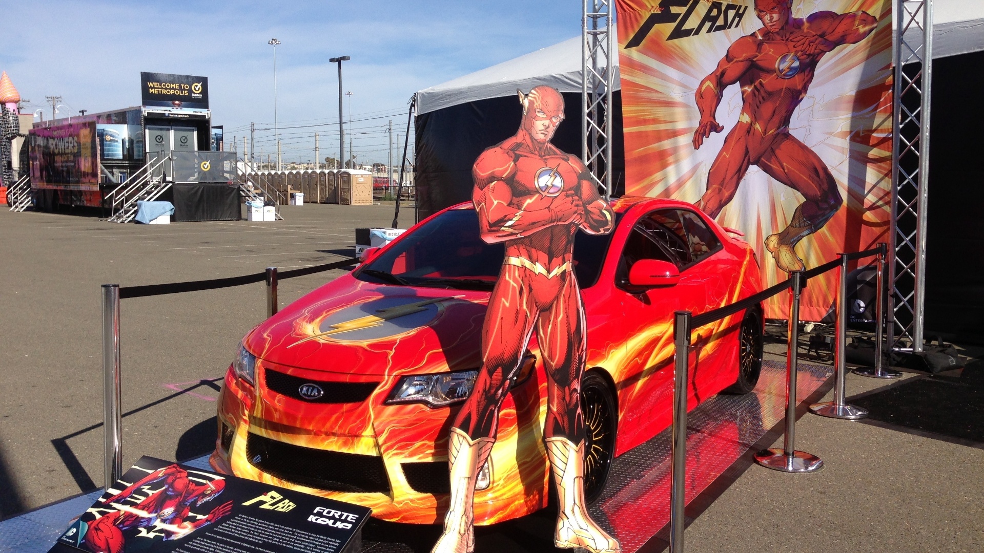17.jul.2013 - Carro inspirado em Flash, super-herói da Liga da Justiça, é exposto nos arredores do Centro de Convenções de San Diego, onde acontece a Comic-Con 2013 - Natalia Engler/UOL