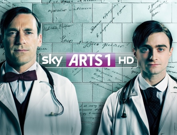 17.jul.2013 - Daniel Radcliffe e Jon em anúncio da série "A Young Doctor's Notebook", que estreia na HBO
