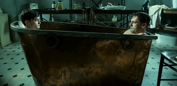 17.jul.2013 - Daniel Radcliffe e Jon Hamm interpretam o doutor Vladimir Bomgard na série "A Young Doctor's Notebook"