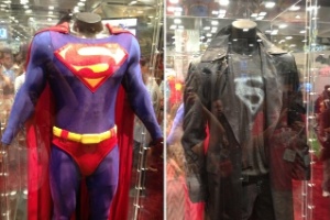 17.jul.2013 - Exposição na Comic-Con reúne principais uniformes usados pelo Superman nos filmes e séries de TV - Natalia Engler/UOL