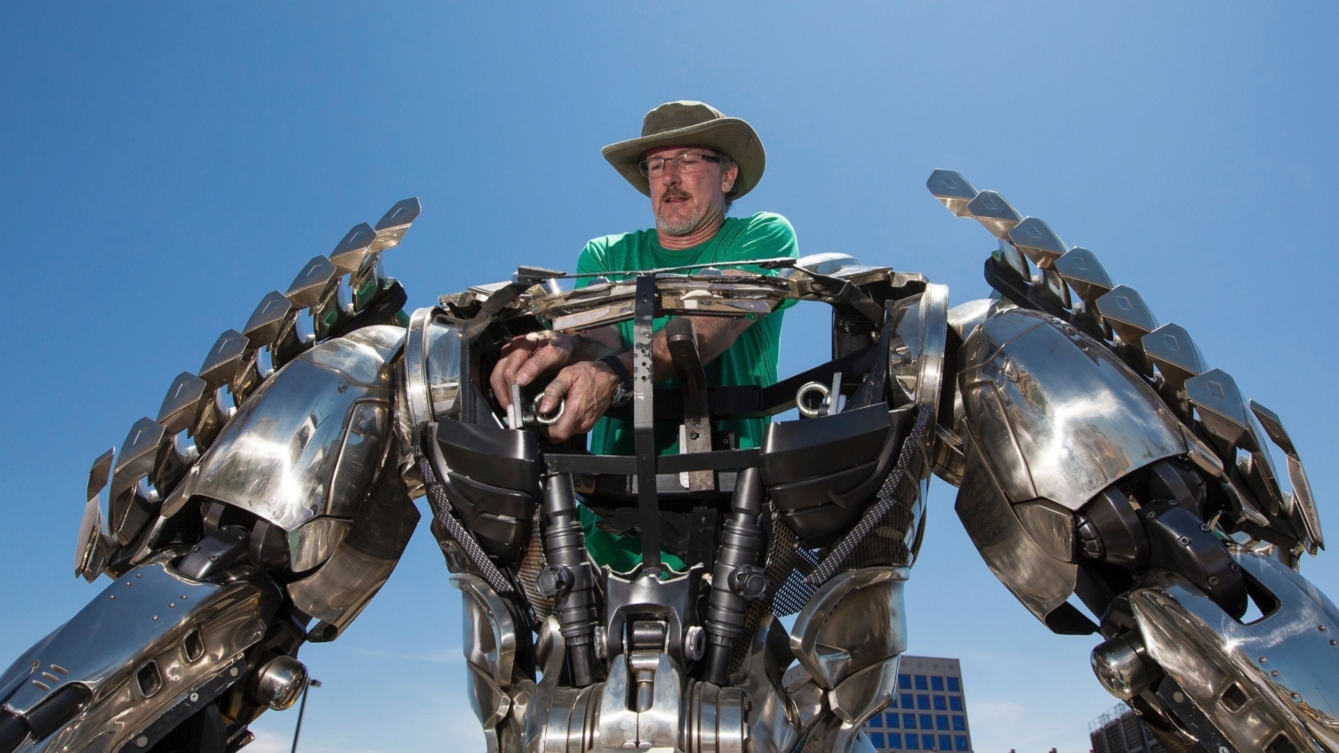 17.jul.2013 - Homem trabalha nos retoques finais do robô da HQ "Silver Samurai", em frente ao Centro de Convenções de San Diego - Fred Greaves/Reuters