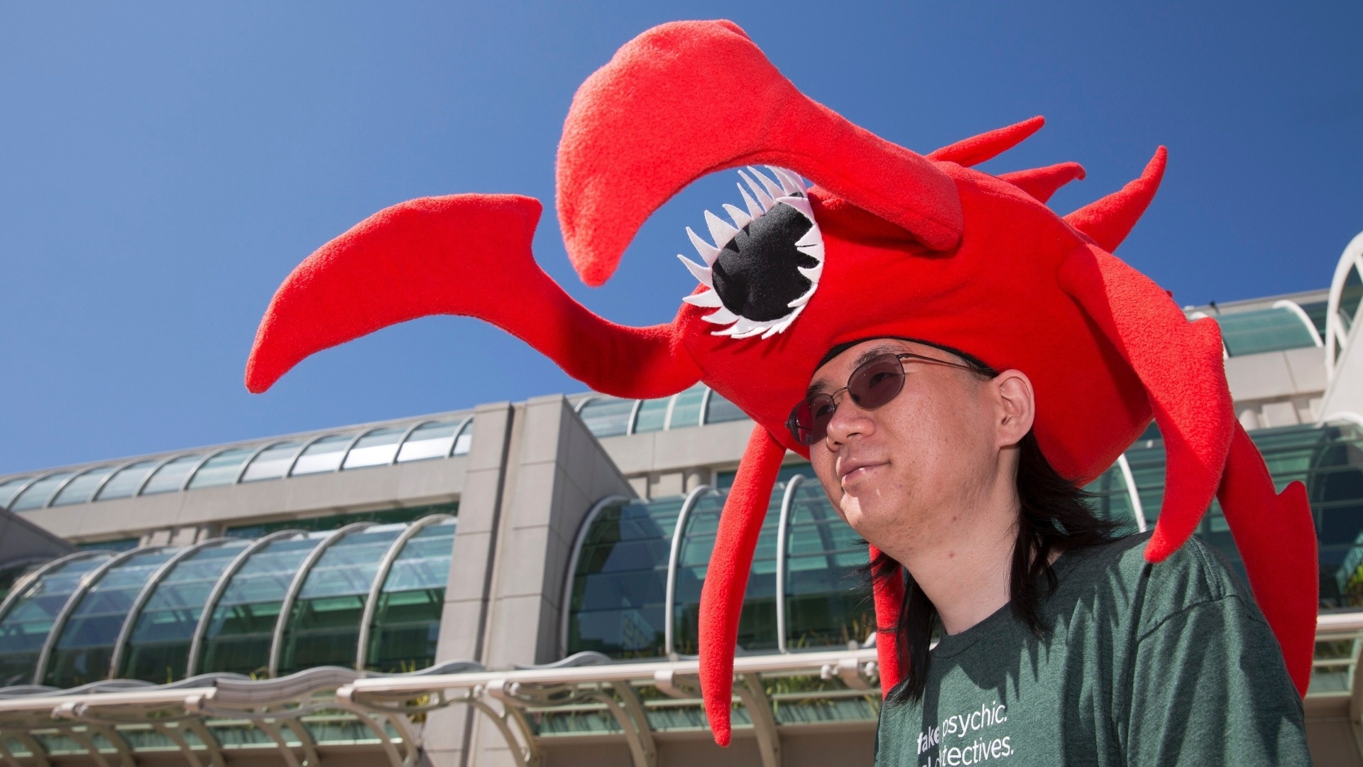 17.jul.2013 - John Masuzumi usa um chapéu de Hellbug, da série de ficção científica "Defiance", em frente ao San Diego Convention Center - Fred Greaves/Reuters