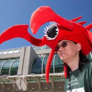 17.jul.2013 - John Masuzumi usa um chapéu de Hellbug, da série de ficção científica "Defiance", em frente ao San Diego Convention Center - Fred Greaves/Reuters