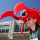 17.jul.2013 - John Masuzumi usa um chapéu de Hellbug, da série de ficção científica "Defiance", em frente ao San Diego Convention Center - Fred Greaves/Reuters
