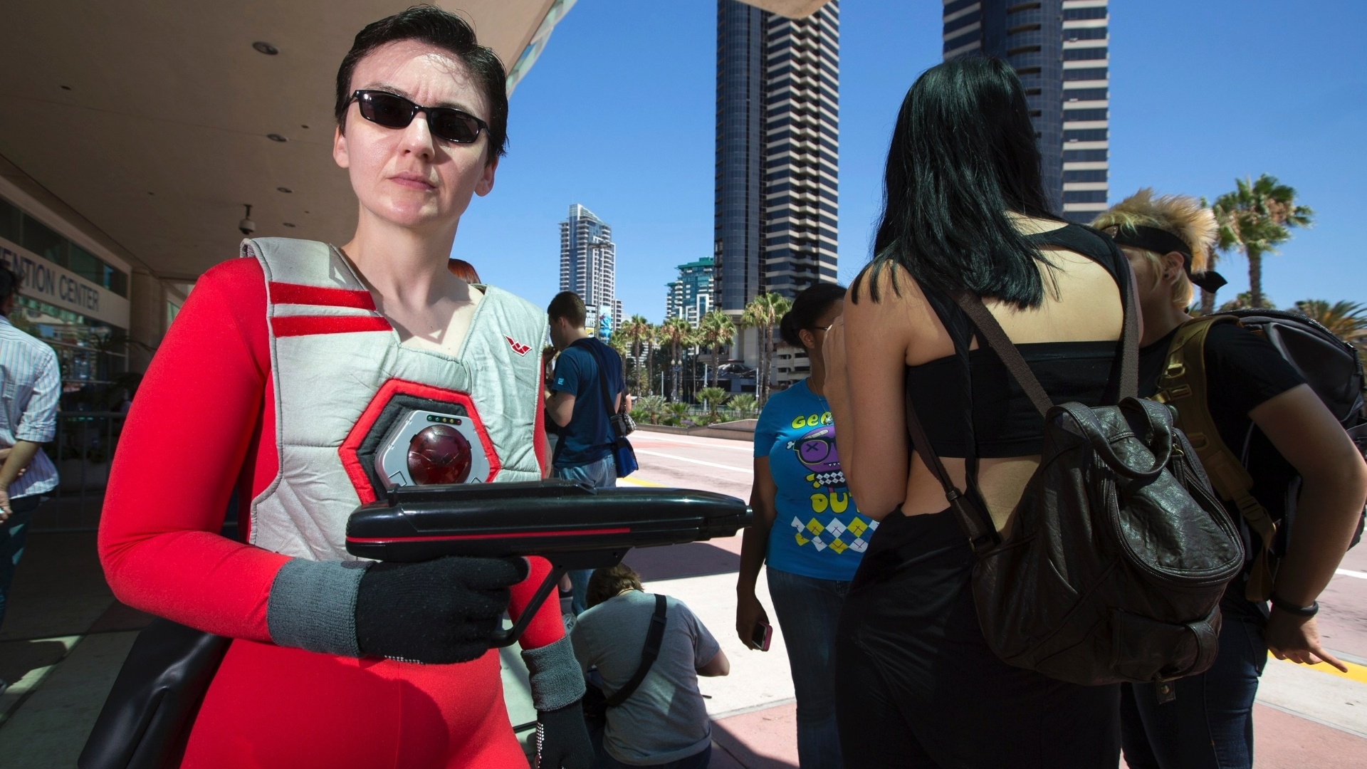 17.jul.2013 - Mulher vestida como o personagem Jamie Jaren, do desenho animado "Lazer Tag Academy", agurada na fila para a abertura da San Diego Comic-Con 2013 - Fred Greaves/Reuters