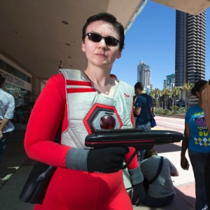 17.jul.2013 - Mulher vestida como o personagem Jamie Jaren, do desenho animado "Lazer Tag Academy", agurada na fila para a abertura da San Diego Comic-Con 2013 - Fred Greaves/Reuters
