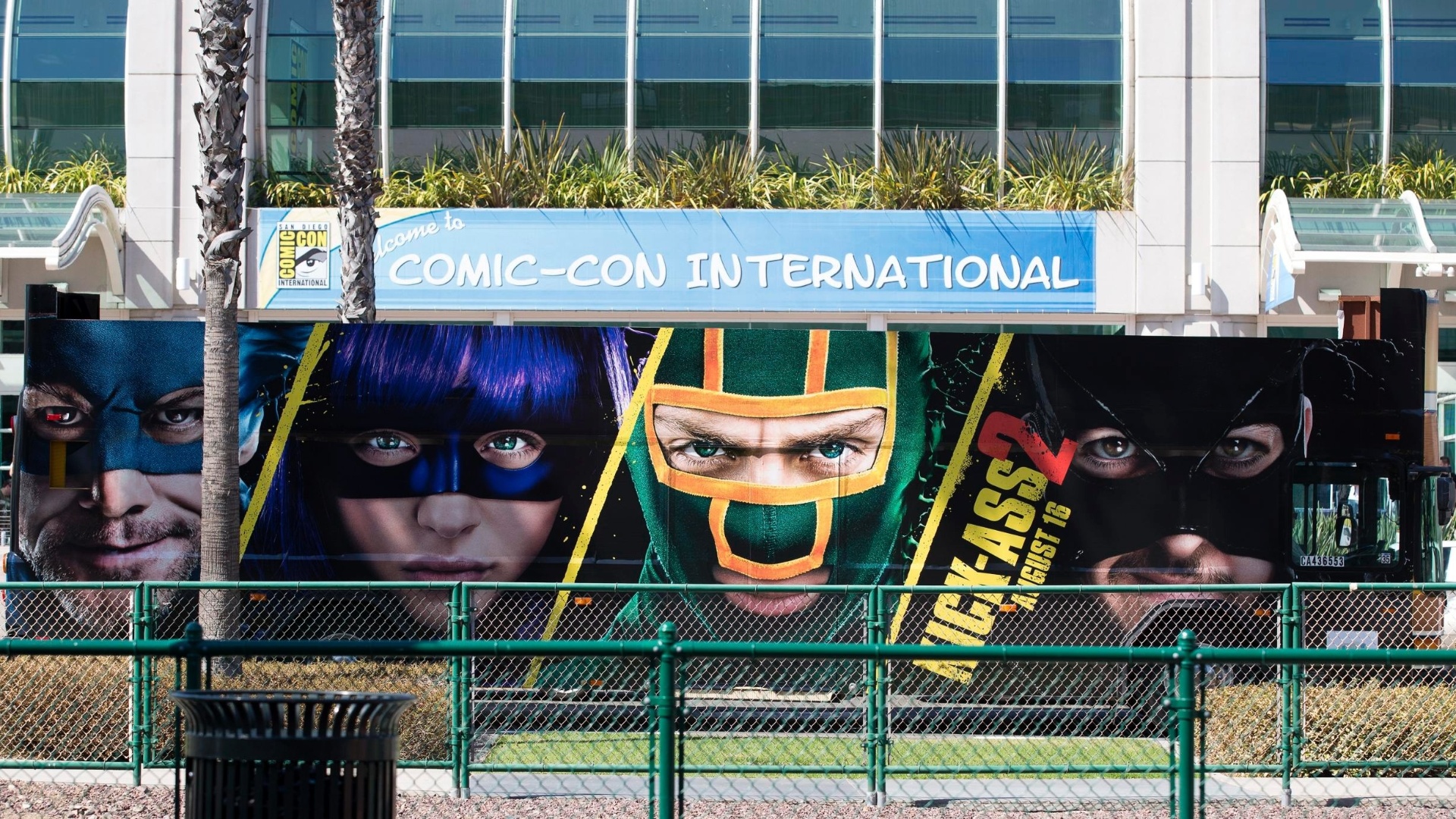 17.jul.2013 - Ônibus passa pelo centro de San Diego estampado com anúncio do filme "Kick-Ass 2", um dos destaques da programação deste ano da Comic-Con - Fred Greaves/Reuters