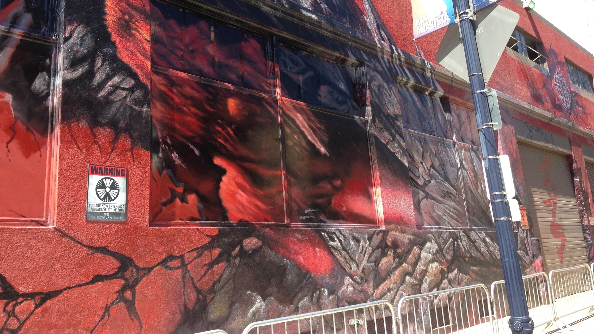 17.jul.2013 - Prédio "danificado" pelo monstro japonês Godzila, parte do Godzilla Experience, montado pelo estúdio Legendary para promover o novo filme - Natalia Engler/UOL