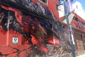 17.jul.2013 - Prédio "danificado" pelo monstro japonês Godzila, parte do Godzilla Experience, montado pelo estúdio Legendary para promover o novo filme - Natalia Engler/UOL