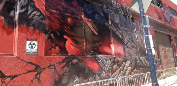 17.jul.2013 - Prédio "danificado" pelo monstro japonês Godzila, parte do Godzilla Experience, montado pelo estúdio Legendary para promover o novo filme  - Natalia Engler/UOL