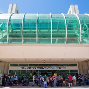 17.jul.2013 - Público faz fila para a abertura oficial da San Diego Comic-Con 2013, nesta quarta. - Fred Greaves/Reuters