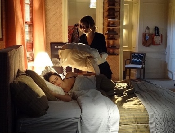 Em "Sangue Bom", Amora tenta sufocar Malu com travesseiro
