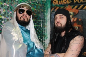 Hudson Martins, que interpreta o personagem Mussoumano, e Calone Monteiro Hoffmann, que interpreta o personagem O Metaleiro, da dupla Mamilos Molengas - Divulgação