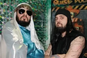 Hudson Martins, que interpreta o personagem Mussoumano, e Calone Monteiro Hoffmann, que interpreta o personagem O Metaleiro, da dupla Mamilos Molengas - Divulgação