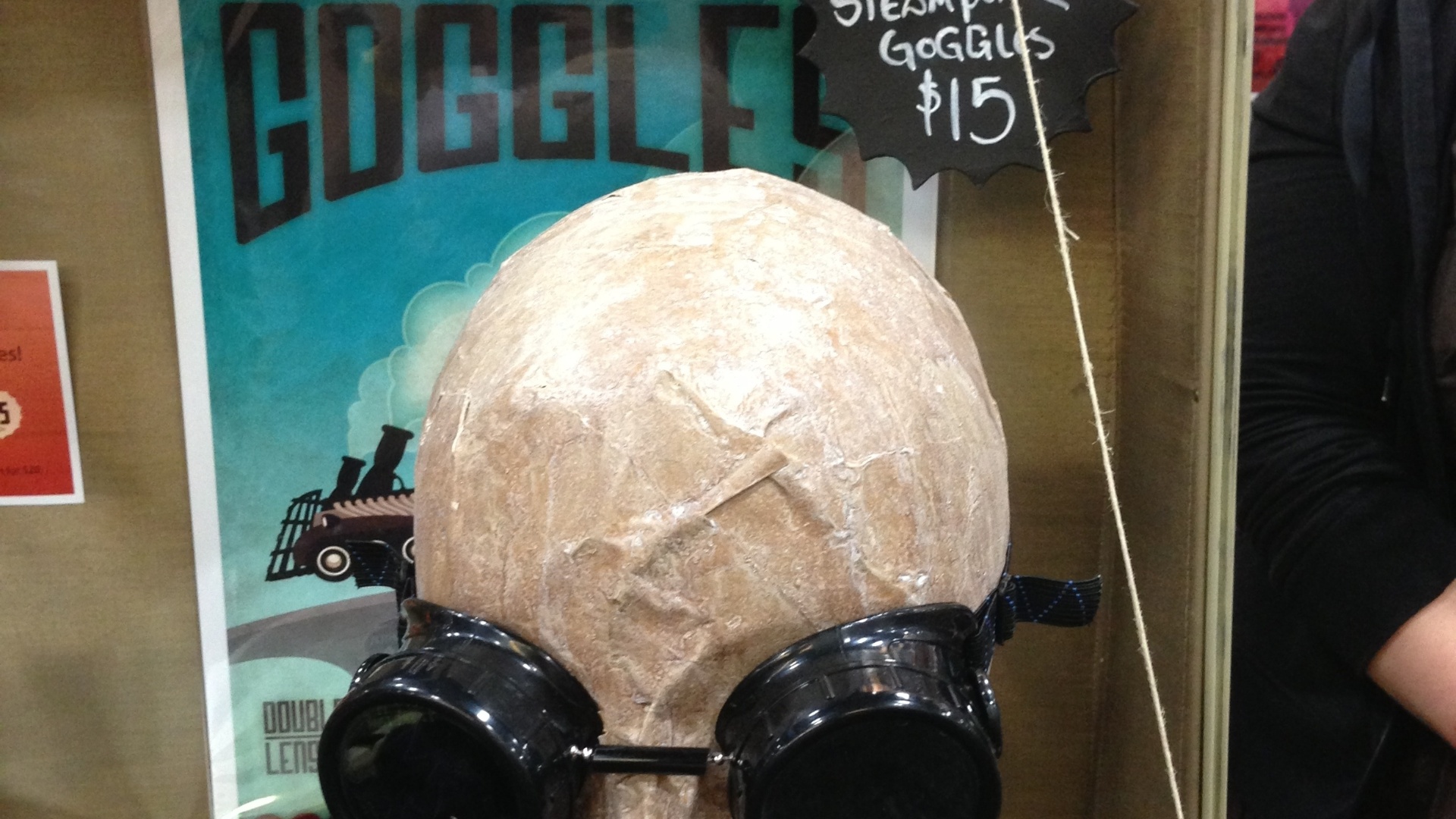 17.jul.2013 - Enquanto os tecnológicos óculos do Google não chegam ao mercado, a Comic-Con vende Goggles classes, óculo famoso na cultura steampunk, por US$ 15 - Natalia Engler/UOL