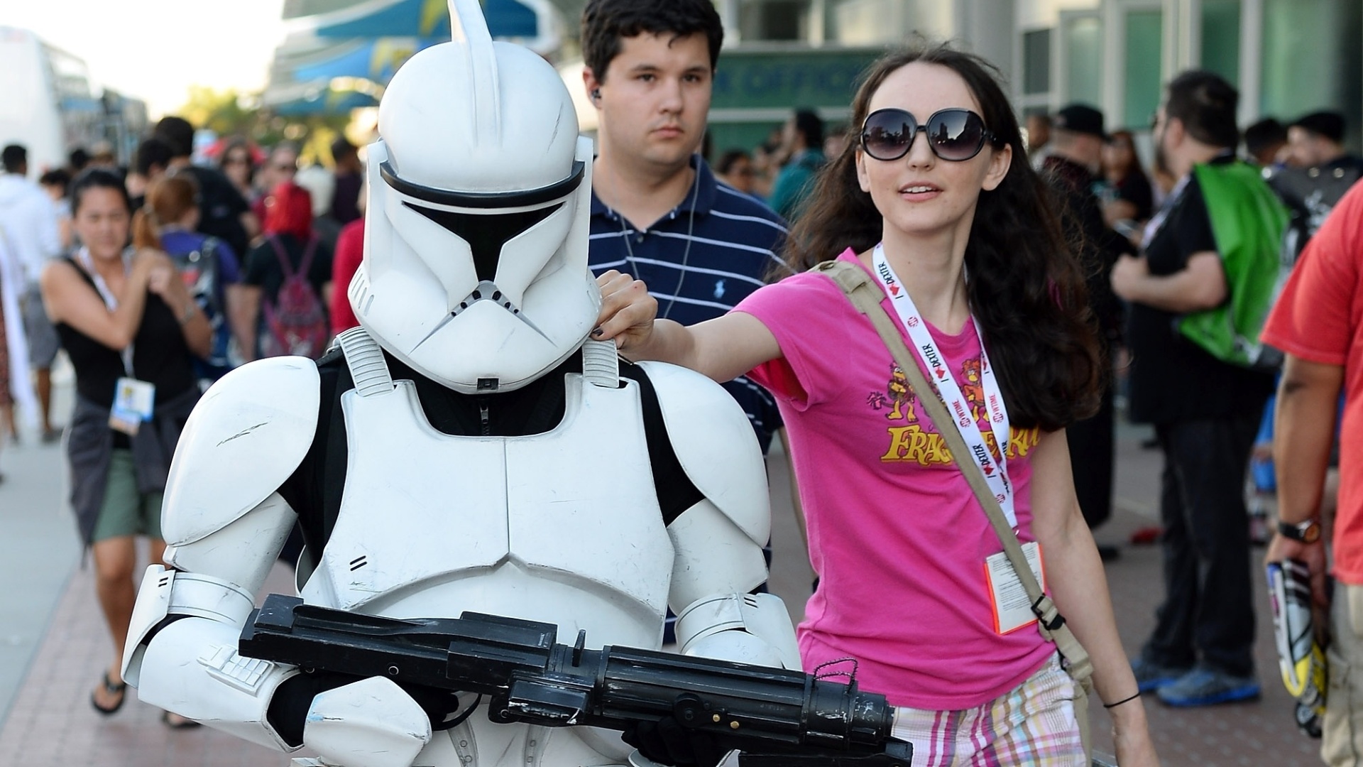 17.jul.2013 - Fã vestido de clone trooper de "Star Wars" "escolta" sua esposa durante a convenção - Getty Images