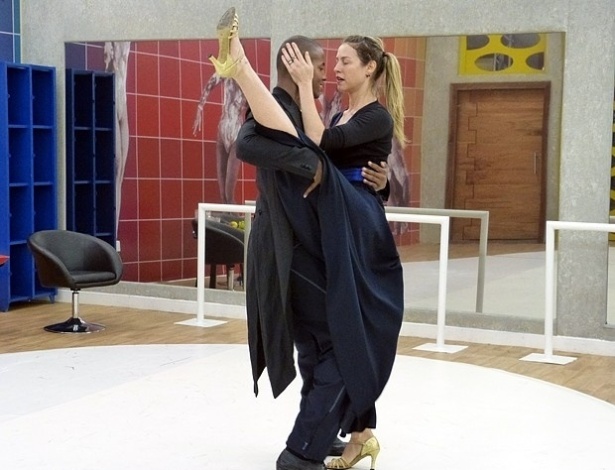 17.jul.2013 - Luana Piovani exibe flexibilidade durante ensaios da "Dança dos Famosos"