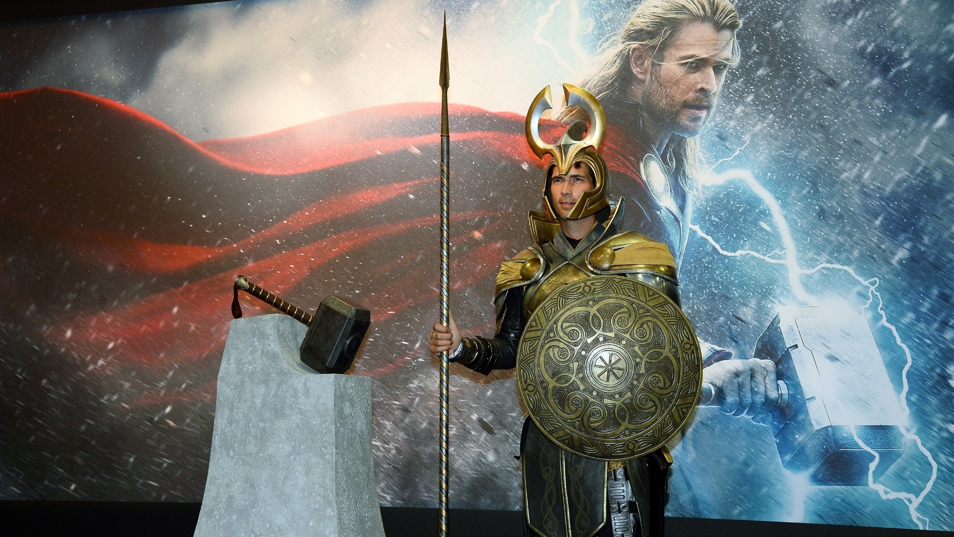 17.jul.2013 - Modelo vestido como personagem do filme "Thor" posa ao lado de martelo do Deus do Trovão - Getty Images