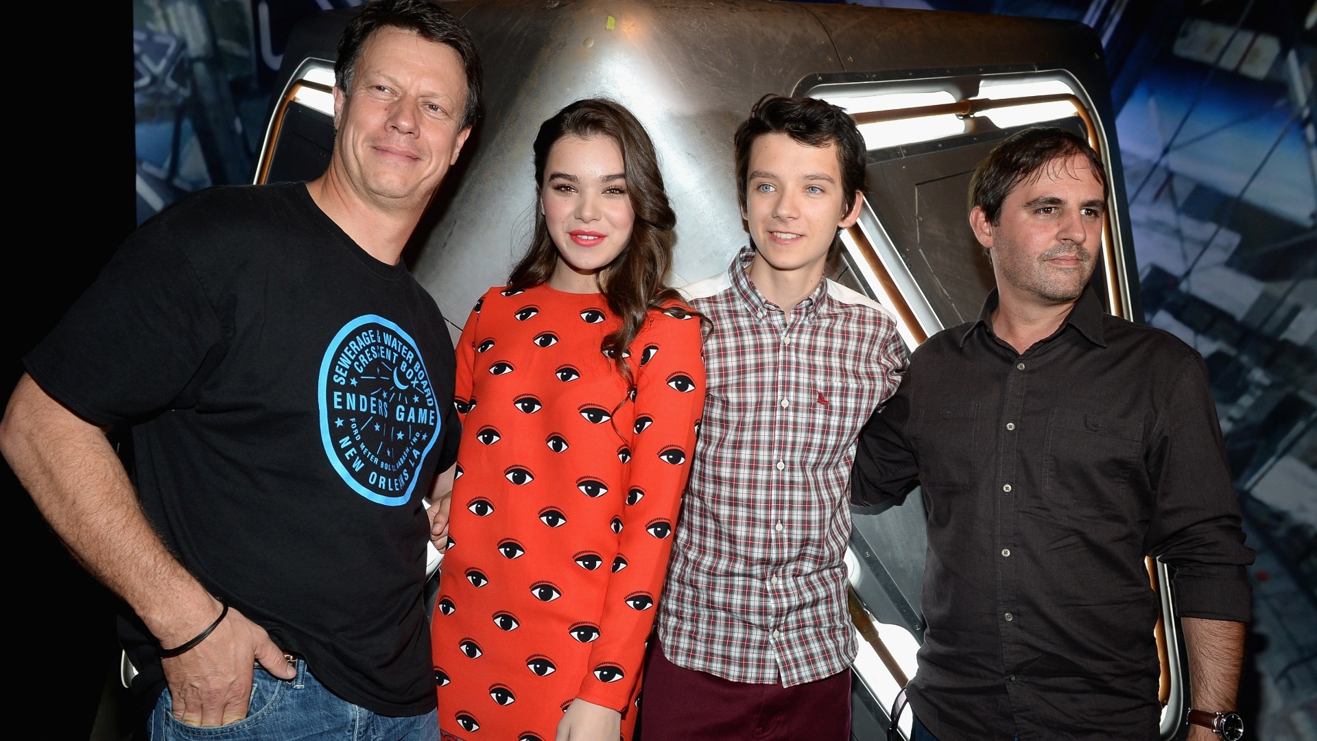 17.jul.2013 - O diretor Gavin Hood com os atores Hailee Steinfeld, Asa Butterfield e o produtor Bob Orci no estande de "O Jogo do Exterminador" - Getty Images