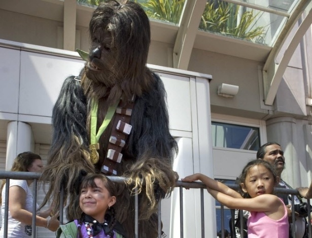 18.jul.2013 - Chewbacca, de "Star Wars", mostra seu lado sensível interagindo com crianças na feira - David Maung/EFE